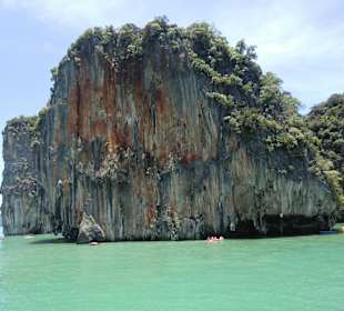 Um diesen Felsen herum mit dem Kanu - Klasse!