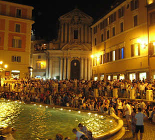 Abends vor dem beleuchteten Brunnen