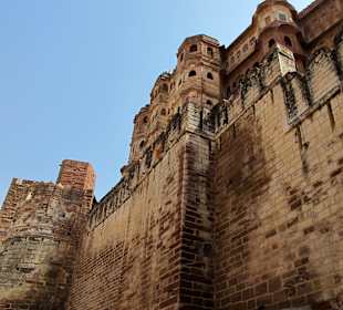 Uneinnehmbare  Mauern am Eingang des Forts