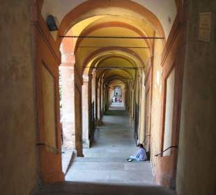 Arkadenweg von Bologna auf den Berg