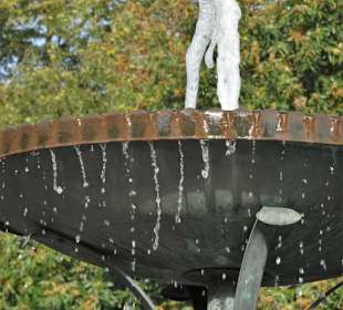 Ansichten des Marcus-Brunnen im Bürgerpark