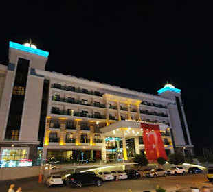 An den Hotels vorbei