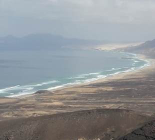 Blick von der Passhöhe auf den Strand
