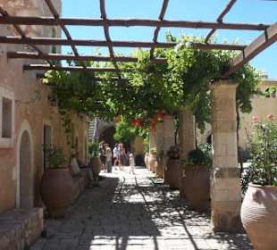 Klostergang mit Weinreben