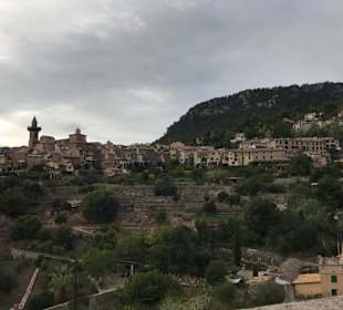 Blick auf das Bergdorf