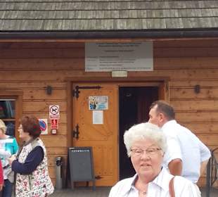 Das bin ich vor dem Restaurant das meinen Geburtsn