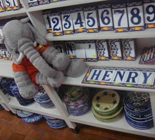 Henry im Keramikgeschäft