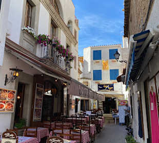 Altstadt ist voll mit Restaurants und Geschäften 