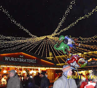 Lichterkette über dem Weihnachtsmarkt
