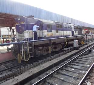 Wartung am Bahnsteig, gibt es nur in Indien