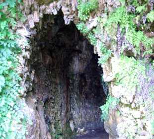 begehbare Minihöhle