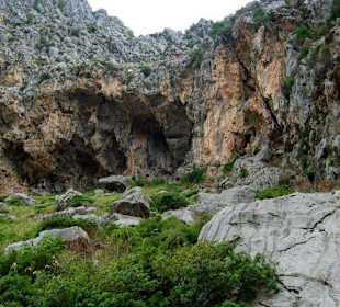 Riesige Höhle im Felsen