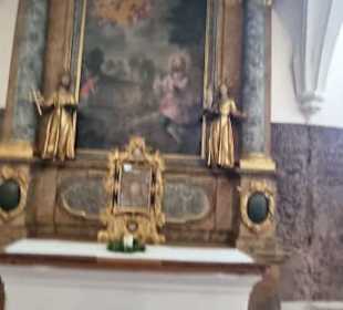 Zum Altar hin