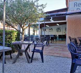 Sitzplätze im Garten des Restaurant L'Ecureuil