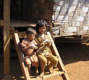 Kinder im Animistendorf