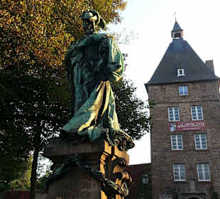 Die Henriette vor dem Schloss