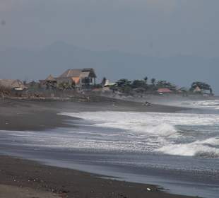 Schwarzer Lavastrand in Sanur