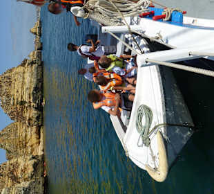 Im Motorboot zu den Grotten