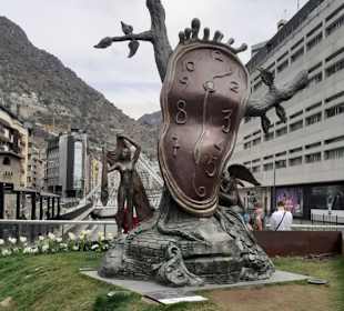 Denkmal The Nobility of Time - Salvador Dali