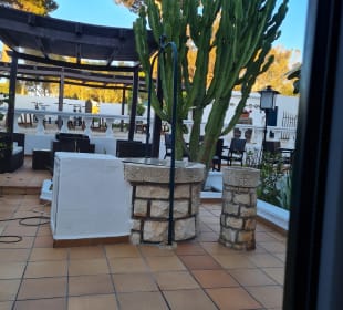 Aus dem Zimmer der Ausblick.  Wenn Leute draußen sitzen oder dort Arbeiten, ziemlich beengend.   Hotel Bahia