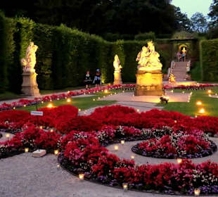 Die Blumenbeete am Abend