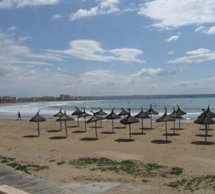 Sonnenpilze am Strand Playa