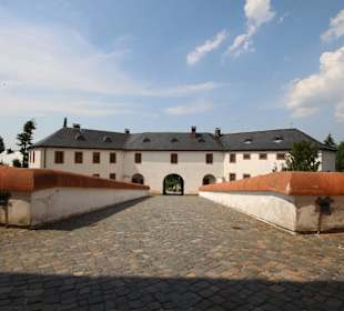 Blick zum Torhaus vor dem Schloss
