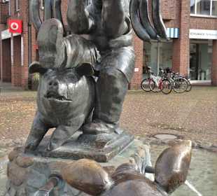 Ansichten des Wurstträgerbrunnens in Versmold