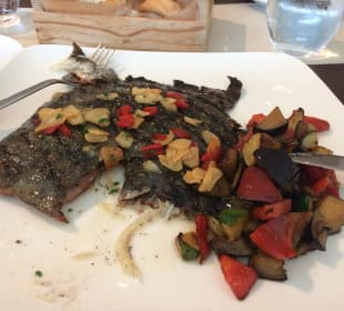 Mittagessen im Hotel,hier gibt es unter der Woche 3Gänge für einen annehmbaren Preis.  Sallés Hotel Pere IV