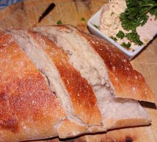 Warmes Brot mit Dip als Gruß der Küche