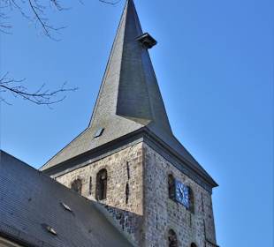 Blick auf den romanischen Turm der Kirche