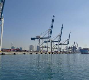 Blick auf den Frachthafen