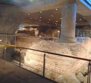 Музей во дворце - бережно сохраненные руины