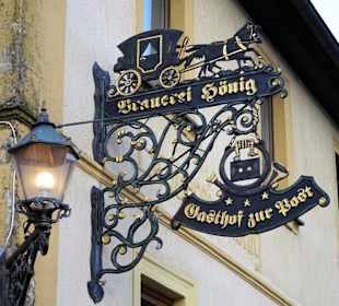 Das Gasthausschild am Gebäude