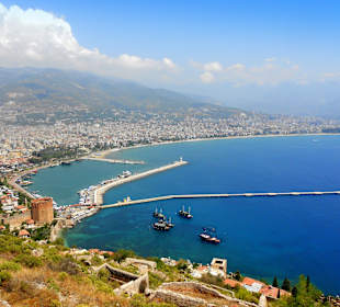 Widok z baszty na port i centrum Alanyi