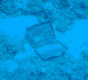 Koffer vor dem Frack der Salem