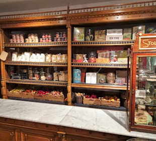 Im Kolonialwarenladen des Schokomuseums