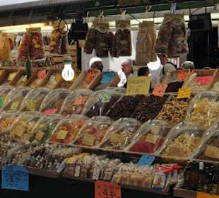 Farbenfroher Marktstand