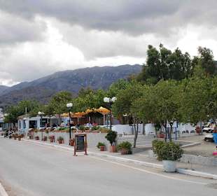 Wenig befahrene Uferstraße