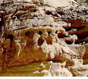 Sandsteingebilde auf dem Weg durch den Canyon