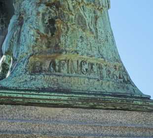 Signatur des Künstlers am Denkmal