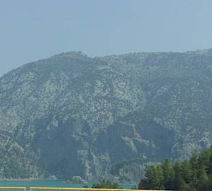 Blick auf den Berg beim Staudamm 