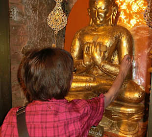 Vergolden der Buddhafigur auch für Frauen erlaubt