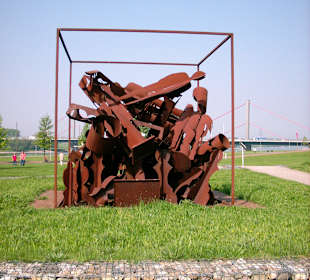 Skulptur in der Nähe des Rheins