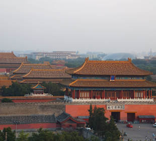 Widok z góry w parku na bramę Zakazanego Miasta.