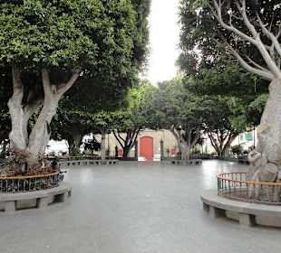 Platz vor der Kirche