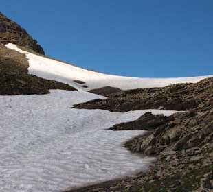 Schneereste auf dem Weg