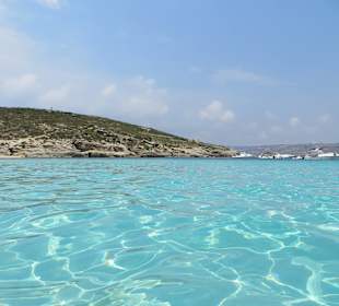 Die vom Comino Hotel & Bungalows ca. 500m entfernte blaue La