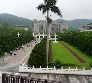 Widok z tarasu na drogę wejściową