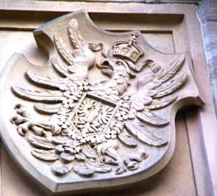 Wappen über jedem Eingang